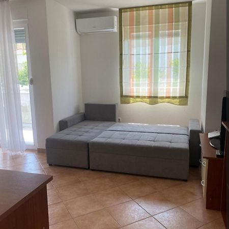 Double Bed In Studio, By The Beach Near Split Kastela Exterior photo
