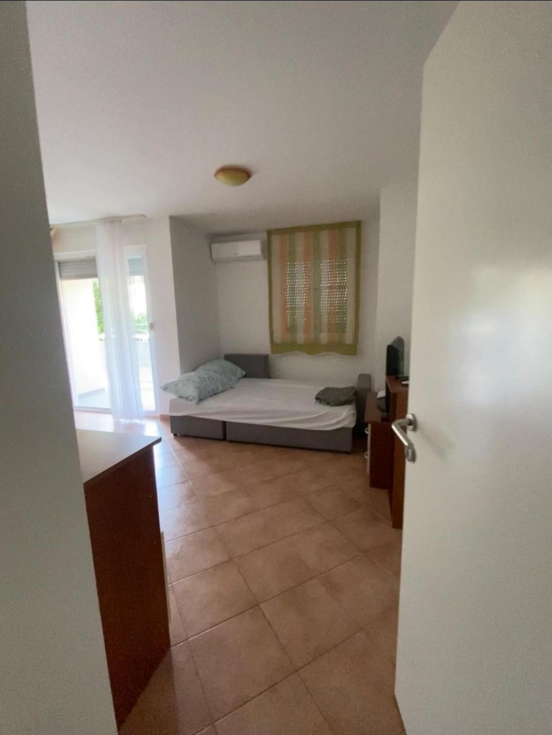 Double Bed In Studio, By The Beach Near Split Kastela Exterior photo